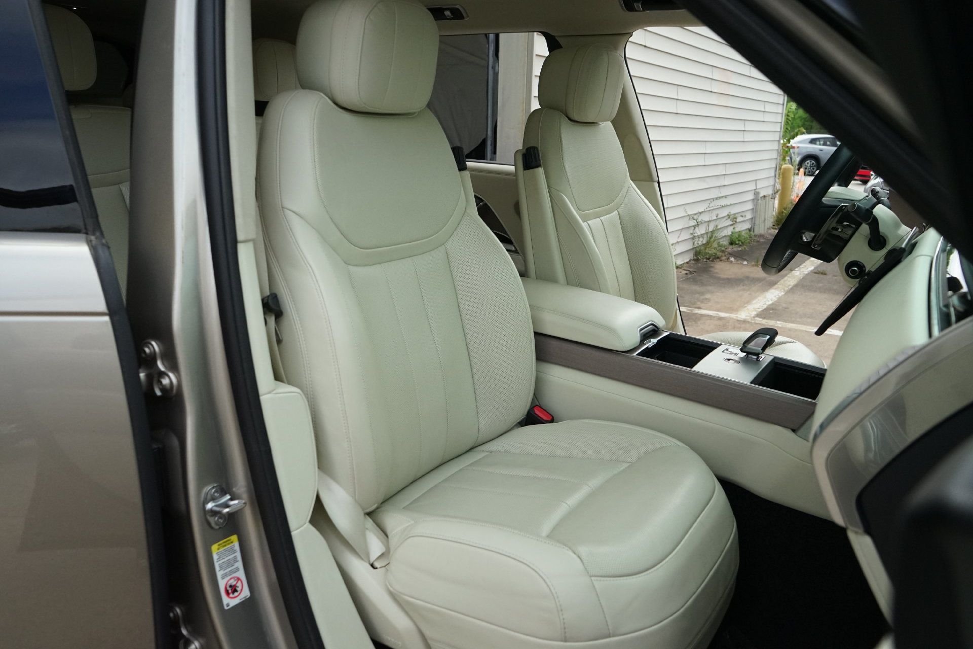 Used 2024 Land Rover Range Rover Long Wheelbase SE AWD/4WD image 4