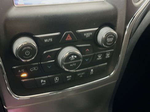 Used 2021 Jeep Grand Cherokee Laredo image 22