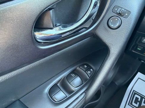 Used 2015 Nissan Rogue SV w/ SV Premium Package FWD image 19