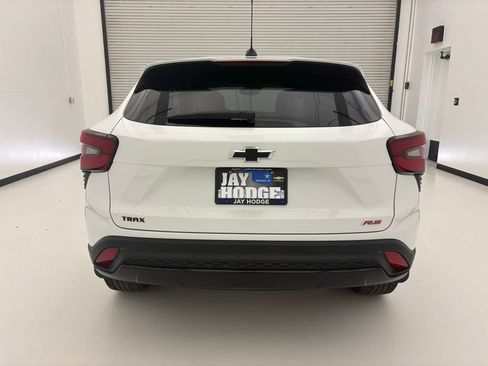 Certified 2025 Chevrolet Trax RS FWD image 17