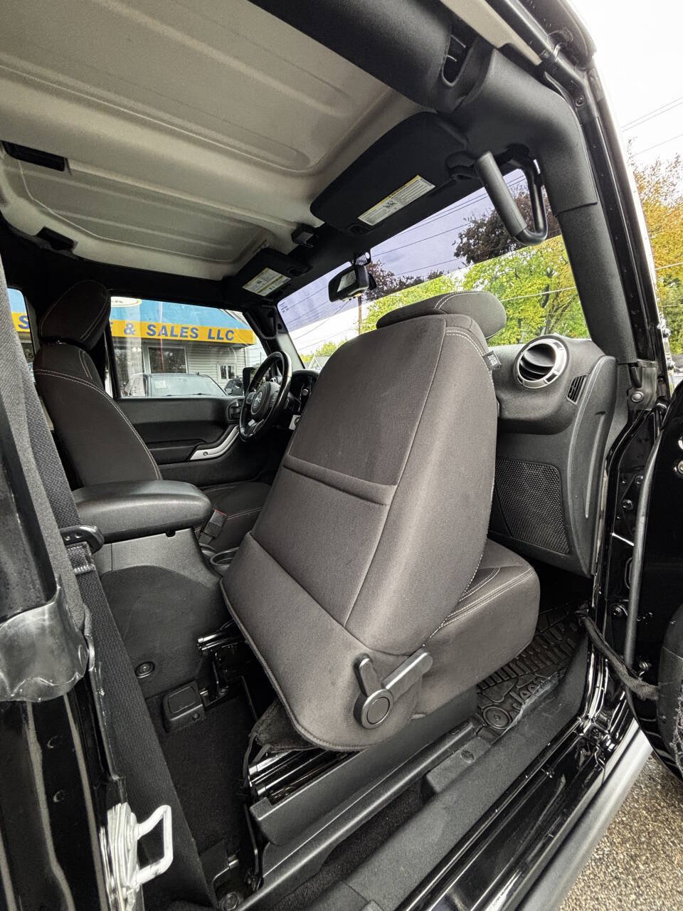 Used 2017 Jeep Wrangler Rubicon w/ Power Convenience Group AWD/4WD image 16