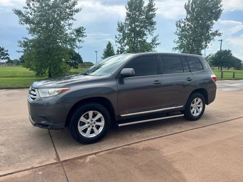 Used 2012 Toyota Highlander FWD w/ Tow Pkg image 2