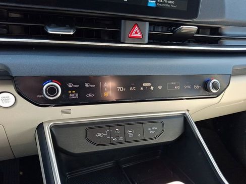 Used 2025 Kia Carnival EX image 16