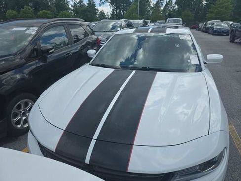 Used 2019 Dodge Charger SXT RWD image 3