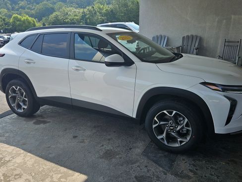Used 2025 Chevrolet Trax LT FWD image 5