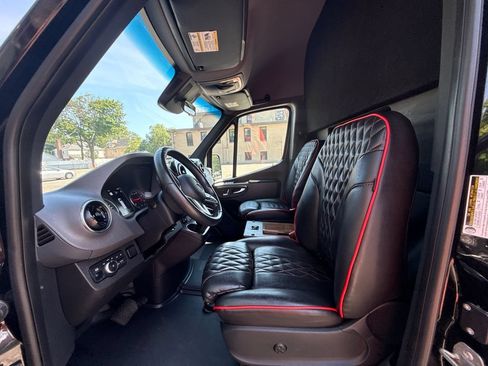 Used 2021 Mercedes-Benz Sprinter 2500 w/ Windows All Around Package image 16