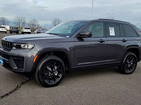 New 2026 Jeep Grand Cherokee Altitude image 4