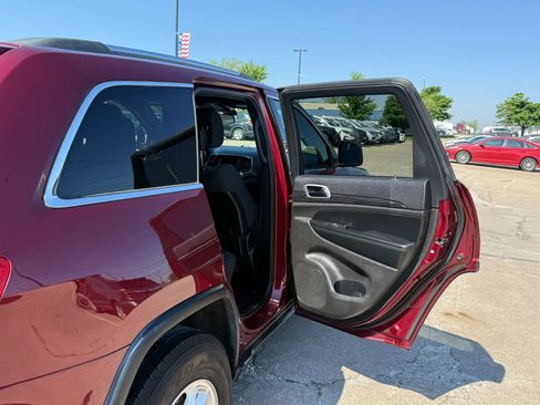 Used 2019 Jeep Grand Cherokee Laredo AWD/4WD image 18