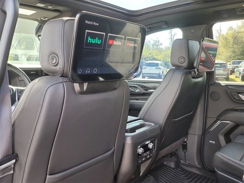 Used 2024 GMC Yukon XL Denali w/ Denali Reserve Package image 11