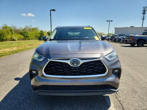 Used 2021 Toyota Highlander XLE FWD image 2