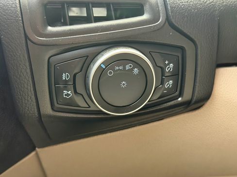 Used 2015 Ford Focus SE FWD image 27