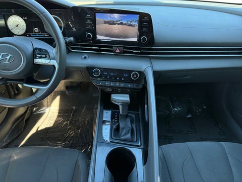 Used 2022 Hyundai Elantra SEL w/ Convenience + Premium Package image 11