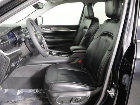 Used 2023 Jeep Grand Cherokee Limited w/ Black Appearance Package AWD/4WD image 13
