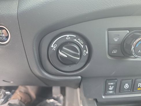 Used 2024 Nissan Frontier SV w/ SV Convenience Package AWD/4WD image 13