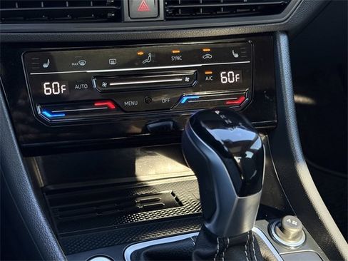Certified 2025 Volkswagen Jetta SE image 18