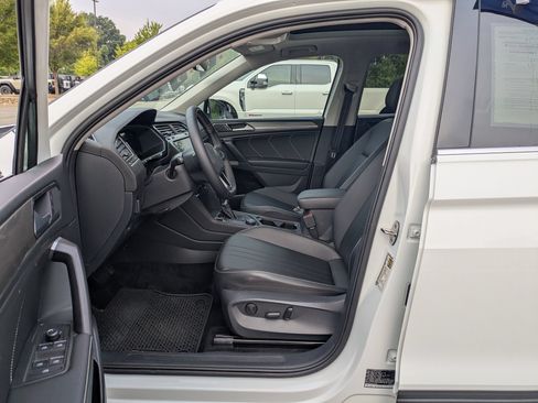 Used 2024 Volkswagen Tiguan SE w/ Panoramic Sunroof Package AWD/4WD image 12