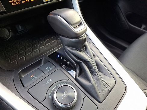 Used 2022 Toyota RAV4 SE image 15