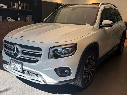 Used 2021 Mercedes-Benz GLB 250 4MATIC w/ Premium Package image 4