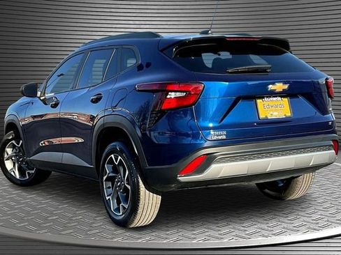 Used 2024 Chevrolet Trax LT w/ LT Convenience Package image 4