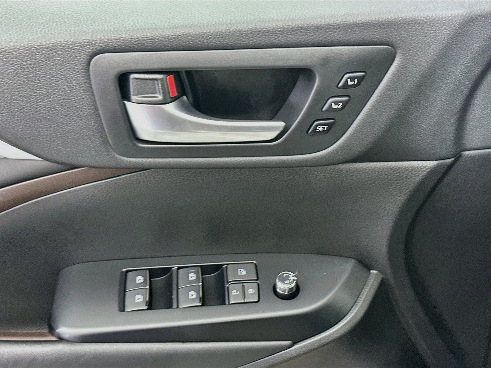 Used 2017 Toyota Highlander Limited Platinum FWD image 19