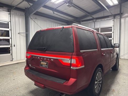 Used 2017 Lincoln Navigator Select image 22