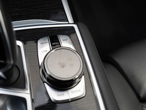 Used 2018 BMW 750i image 26