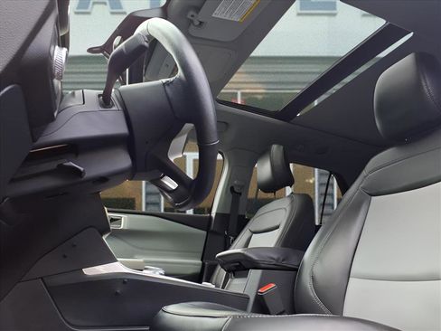 Used 2022 Ford Explorer XLT w/ Equipment Group 202A image 17