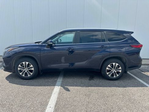 Used 2023 Toyota Highlander XLE AWD/4WD image 3