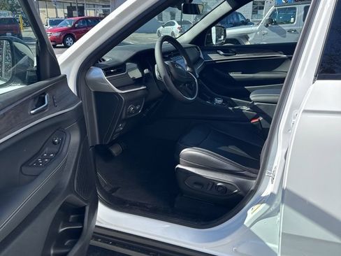 New 2025 Jeep Grand Cherokee Limited w/ Black Appearance Package image 12