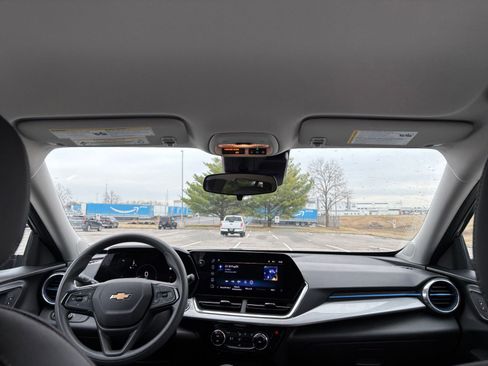 Used 2025 Chevrolet Trax LT image 31