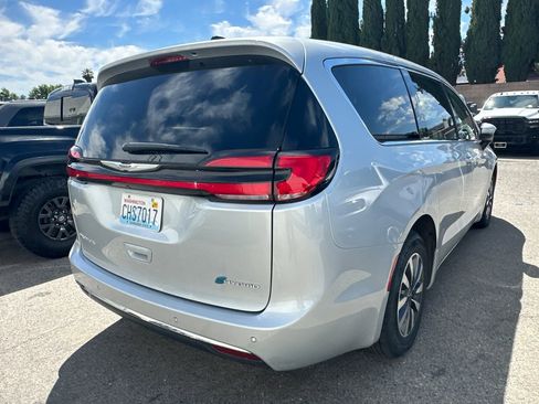 Used 2023 Chrysler Pacifica Touring-L image 7