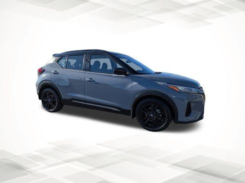 Used 2022 Nissan Kicks SR image 2