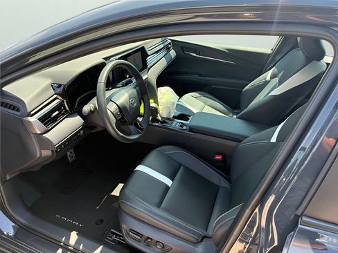 Used 2025 Toyota Camry SE FWD image 6
