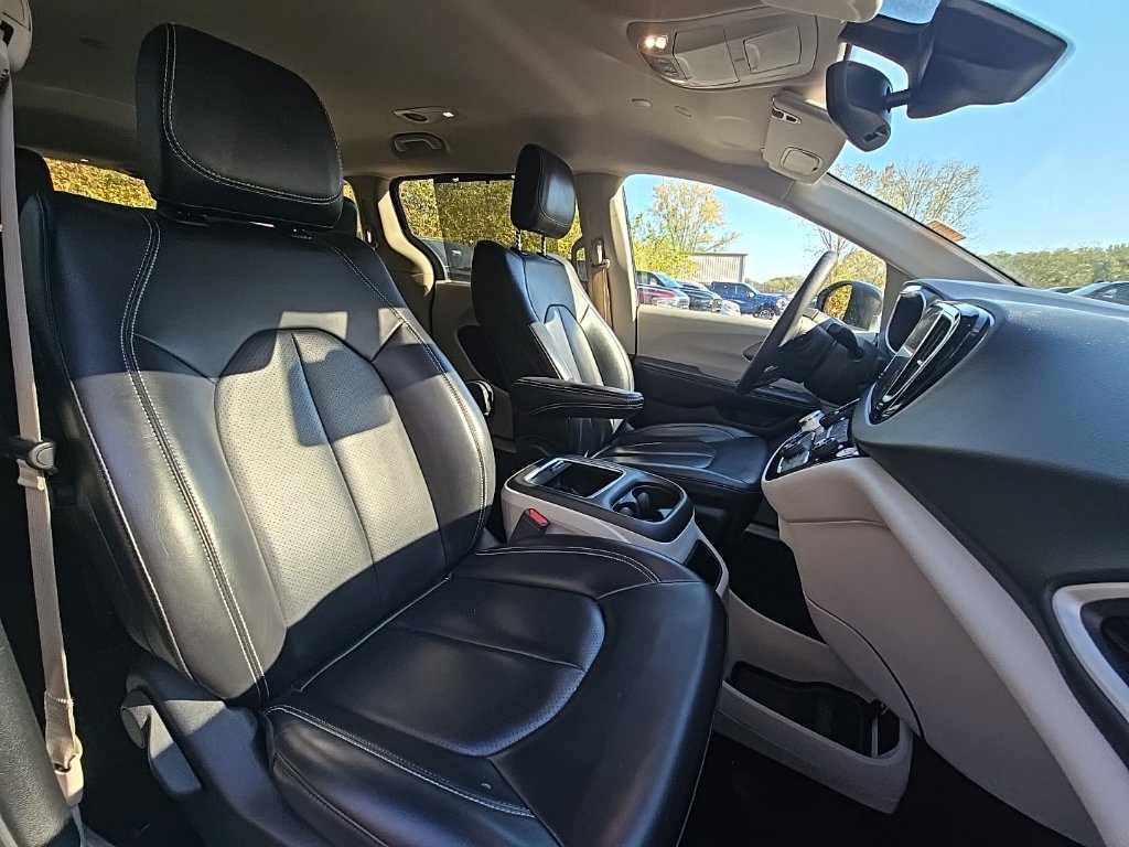 Used 2023 Chrysler Pacifica Touring-L FWD image 21