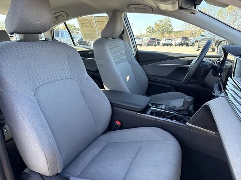 Used 2025 Toyota Camry LE w/ Convenience Package image 31