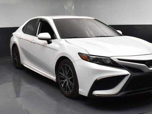 Used 2021 Toyota Camry SE image 2