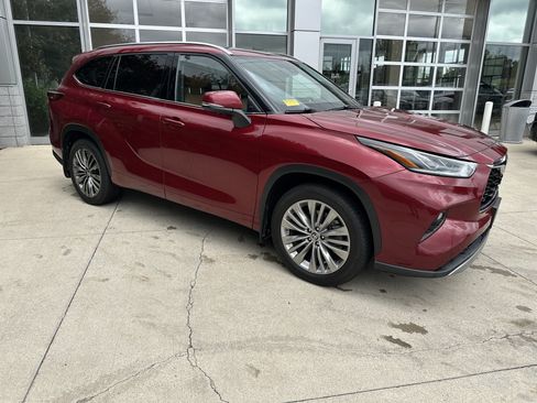Used 2021 Toyota Highlander Platinum AWD/4WD image 2