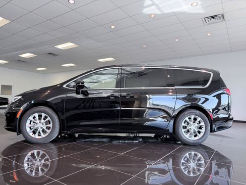 Used 2026 Chrysler Pacifica Limited FWD image 13