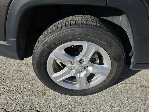 Used 2023 Jeep Compass Sport image 40