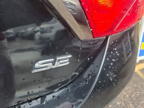 Used 2016 Toyota Camry SE image 6