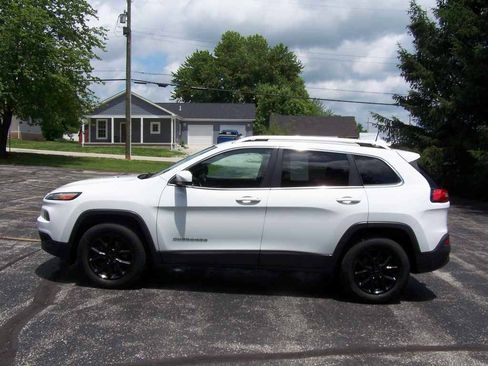 Used 2017 Jeep Cherokee Latitude w/ Trailer Tow Group AWD/4WD image 4