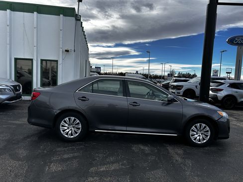 Used 2014 Toyota Camry L image 6