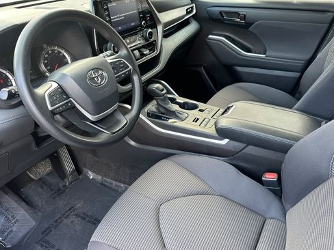 Certified 2022 Toyota Highlander L image 12