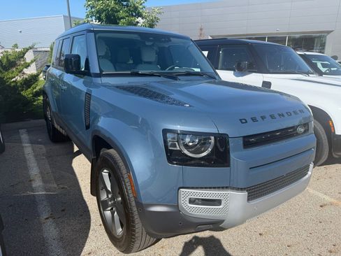 Used 2025 Land Rover Defender 110 S AWD/4WD image 3