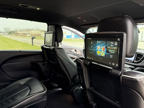 Used 2021 Chrysler Pacifica Limited w/ Uconnect Theater Family Group image 29