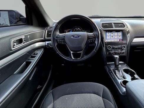 Used 2017 Ford Explorer XLT w/ Equipment Group 201A FWD image 8