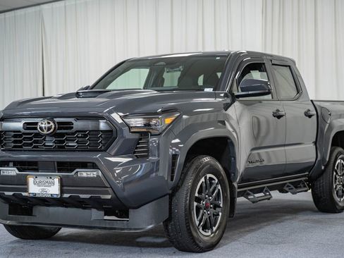 Used 2025 Toyota Tacoma TRD Sport AWD/4WD image 3
