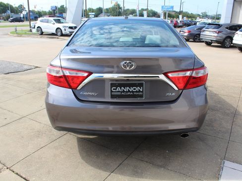 Used 2017 Toyota Camry XLE w/ Moonroof Package FWD image 6