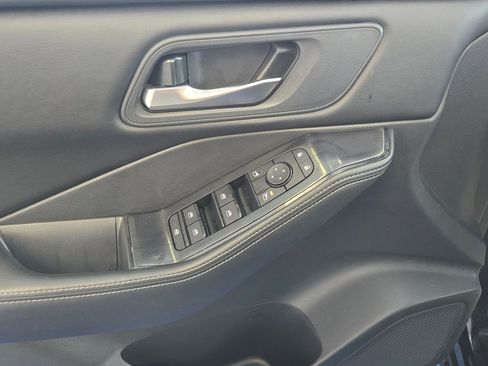 Used 2025 Nissan Rogue SV image 11