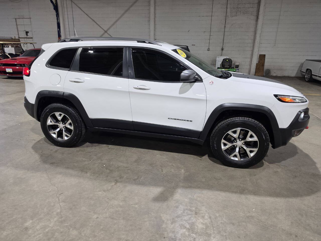 Used 2017 Jeep Cherokee Trailhawk w/ Comfort/Convenience Group AWD/4WD image 15